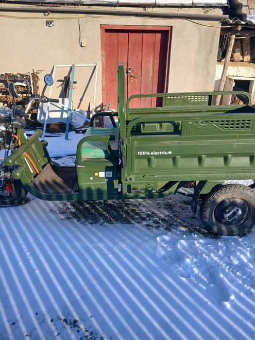 Vand triciclu nou cu garantie.