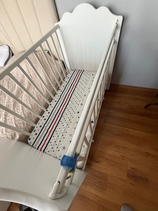 Кроватка детская с маятником