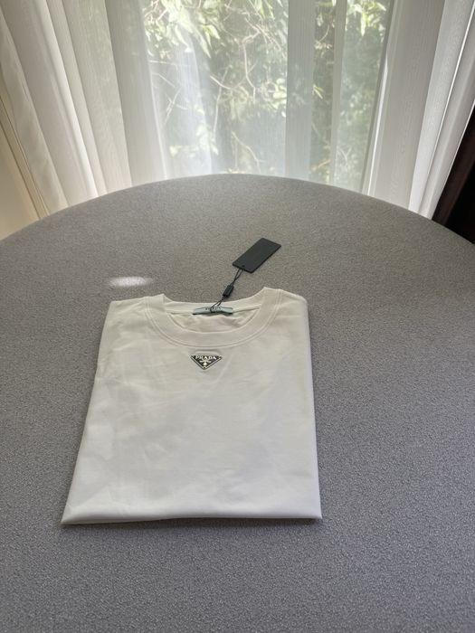 Продам женскую футболку Прада