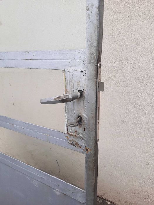 Продавам желязна врата със стъкло