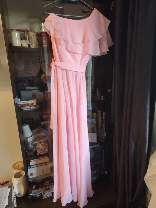 Rochie roz lunga pe un umăr