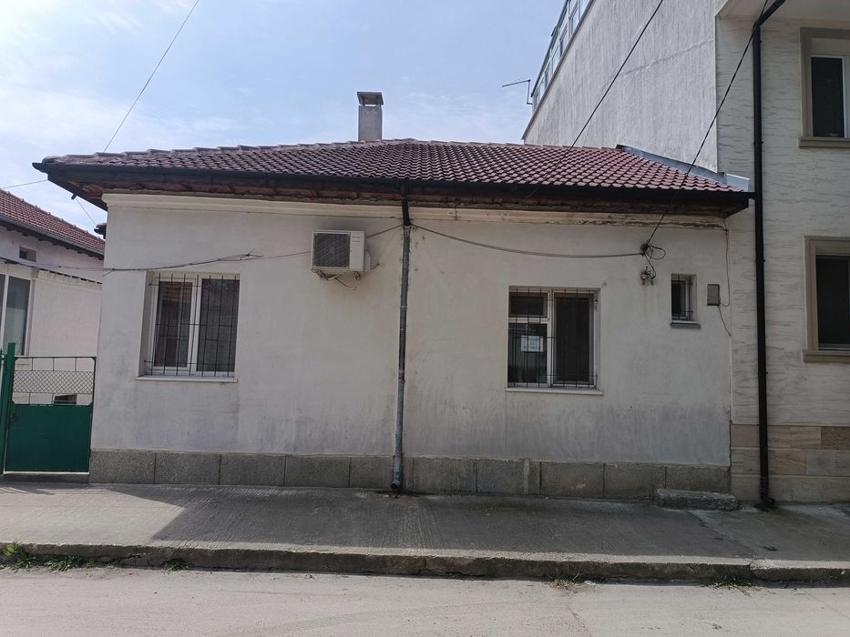 Продава се къща в района на  ХГ  " Св. св. Кирил и Методий "