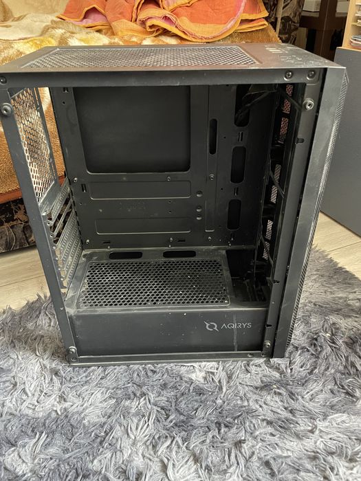 Carcasă Gaming AQIRYS (Model Mid-Tower) – Curată, Stare Bună (Fără Ventilatoare/Sită Top)