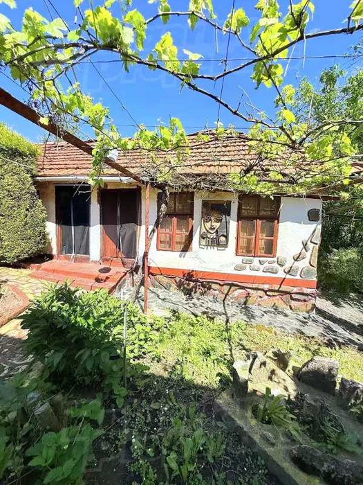 Продавам къща с двор