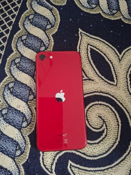 Айфон се 2020 қызыл түсті