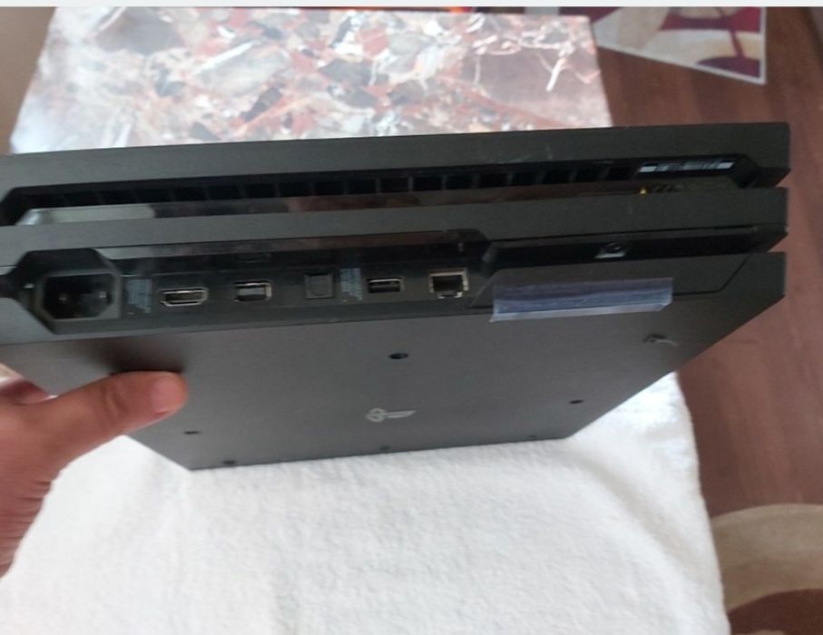 PS4 Pro 1 Tera  3 manete joc schimb