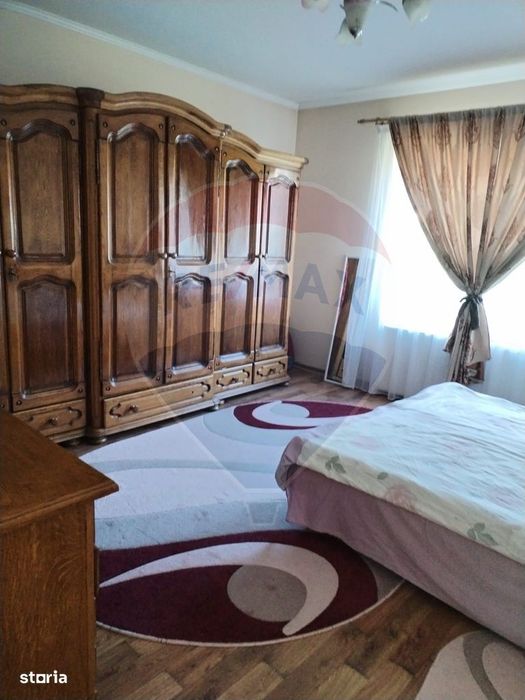 Casă individuală, teren 3275 mp, 6 camere, livadǎ cu pomi fructiferi