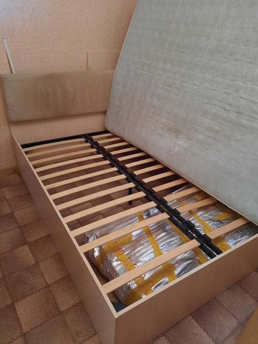 Продам компактную двуспальной кровать.