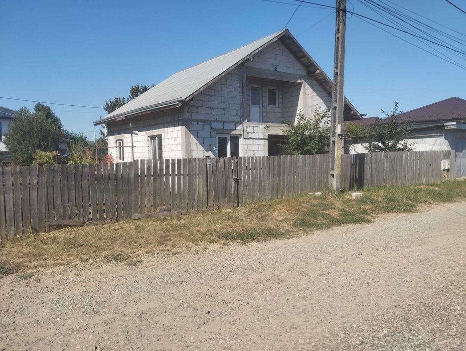 Casă de vânzare cu garaj și teren 600 mp