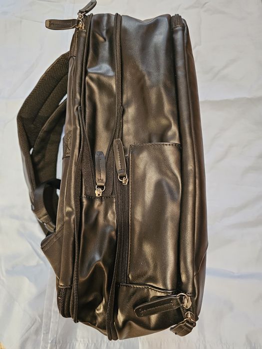 Кожанный черный рюкзак