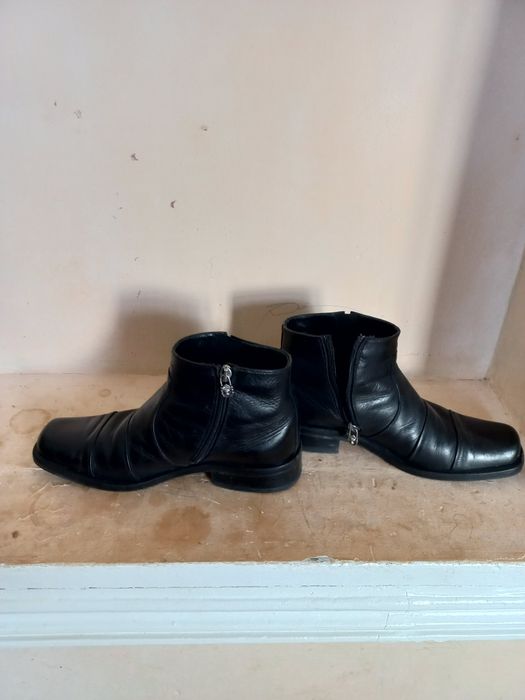 Мужская сапоги  срочни сотилади.
