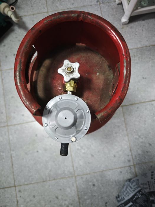 Пустой газовый баллон с редуктором