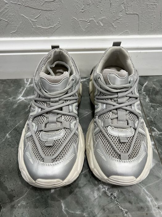 Кроссовки женские