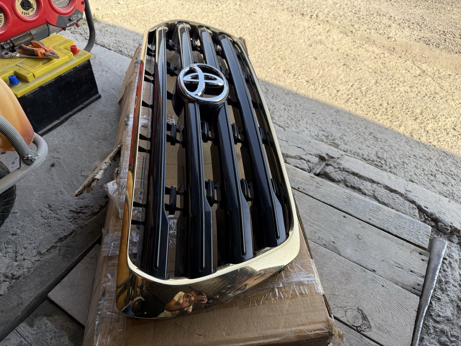 * радиаторная решетка Toyota LandCruiser 200 в идеальном состоянии