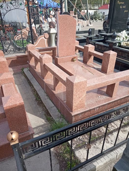 Облагораживание могил, оградки, памятники, таблички.