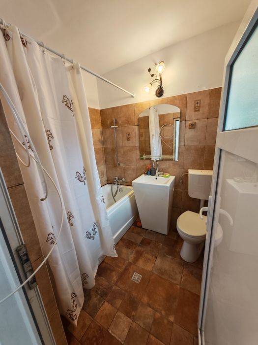 Ofer spre închiriere casa cu 3 camere, aproape de plajă