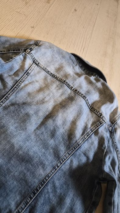 Късо дънково яке с накъсан ефект