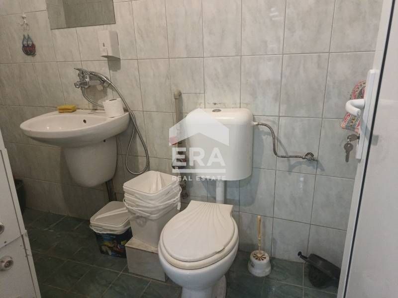 Функциониращ търговски обект със статут на  магазин  за продажба, кв.