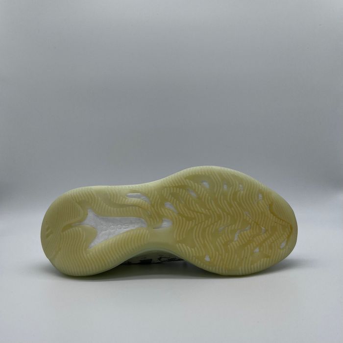 Yeezy 380 Alien  Marimea (Size) 44  100% Authentic