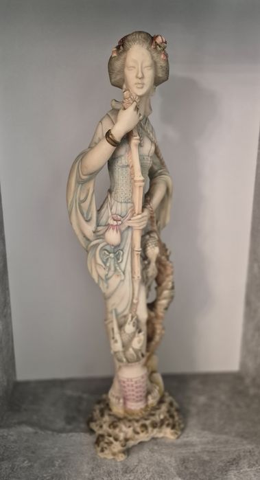 Statuetă japoneză Gheișă vintage, 53cm sculptată din steatit (rășină osoasă), anii 1950.