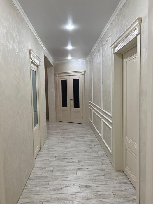 Установка дверей и ламината