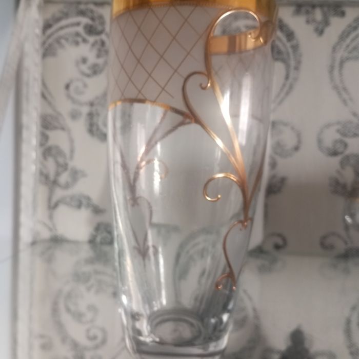 Новая шикарная , привозная с Европы " БОГЕМИЯ", высота 25 см., 65$