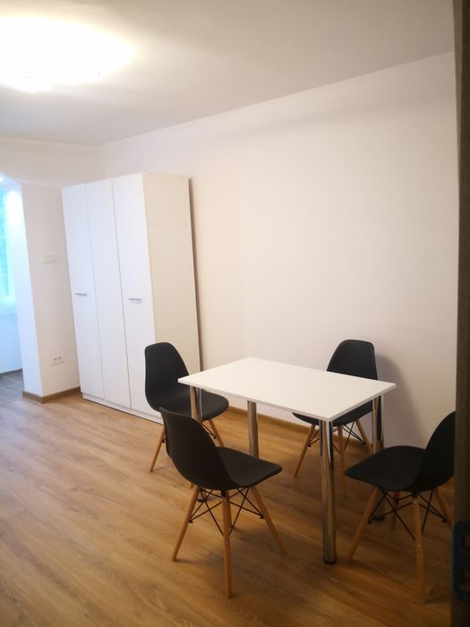 Inchiriez ap 2 camere, decomandat, et 1