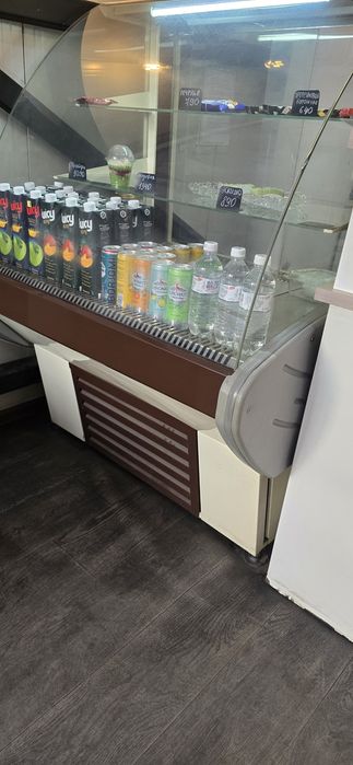 Продам холодильную витрину