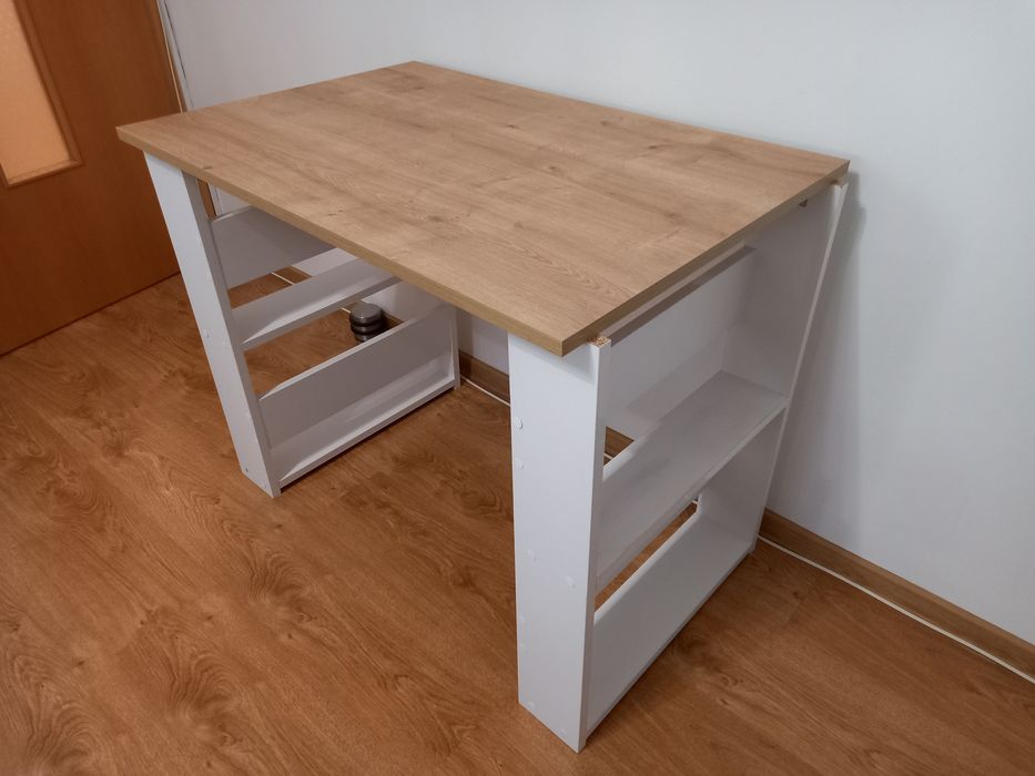 Birou cu spatii de depozitare