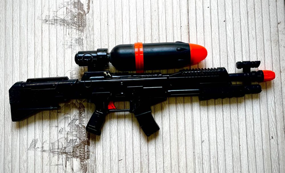 Pistol cu apa-Distractie garantata pentru copii și adulți .