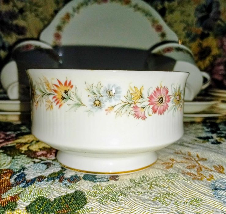 Сервиз за четирима английски костен порцелан от Royal Albert