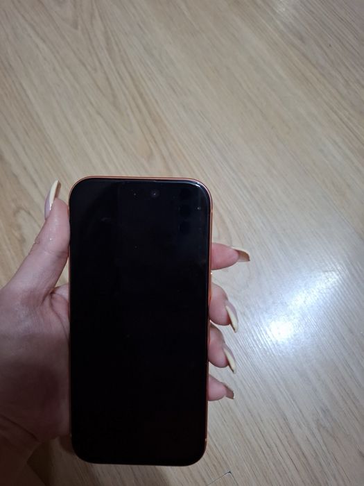Продавам Айфон 17 про 256GB в отлично състояние и много видове калъфи към него с две години гаранция от Технополис