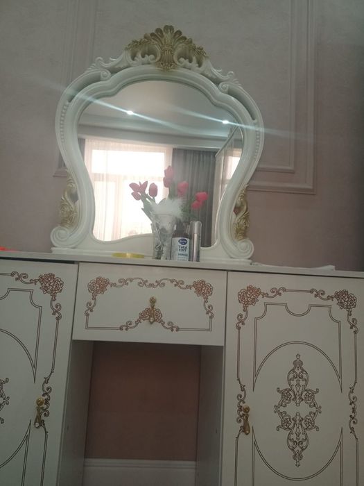 Комод с зеркалом