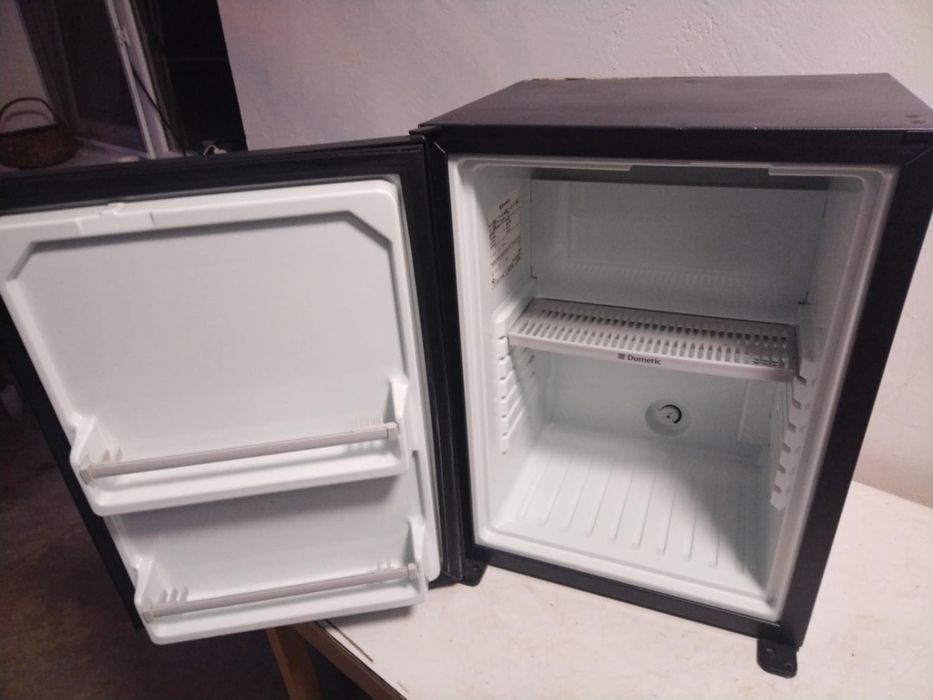 Амонячен хладилник тип мини бар.
DOMETIC RH438D с обем 30 литра.
Ниска