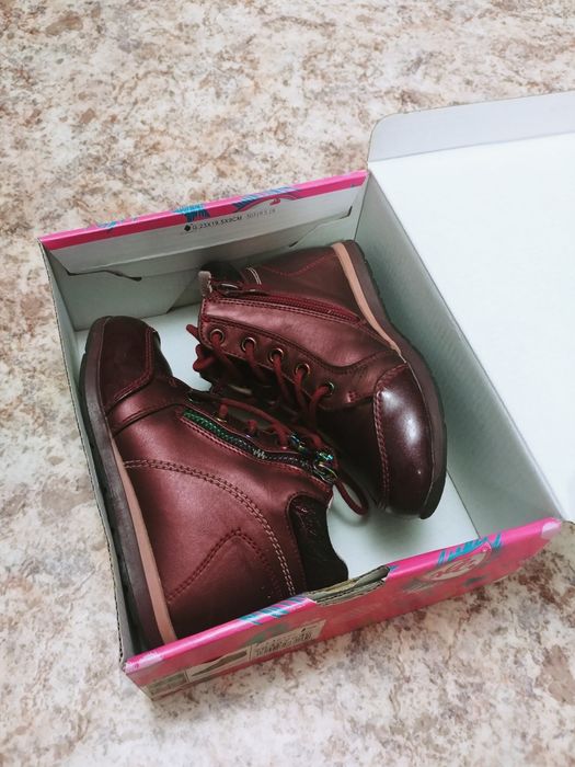 Продаю детские демисезонные ботинки на девочку