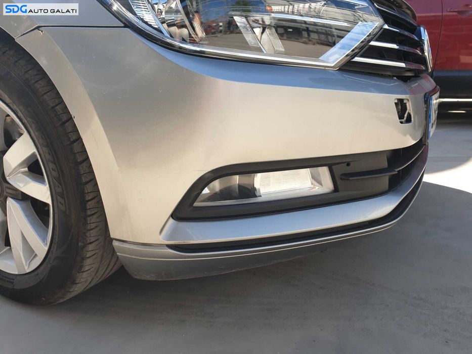 Bara Spoiler Fata cu Grile si Proiectoare Fara Grila cu Emblema cu Imperfectiuni Volkswagen Passat B8 2015 - 2019 Culoare LB7W [C3912]
