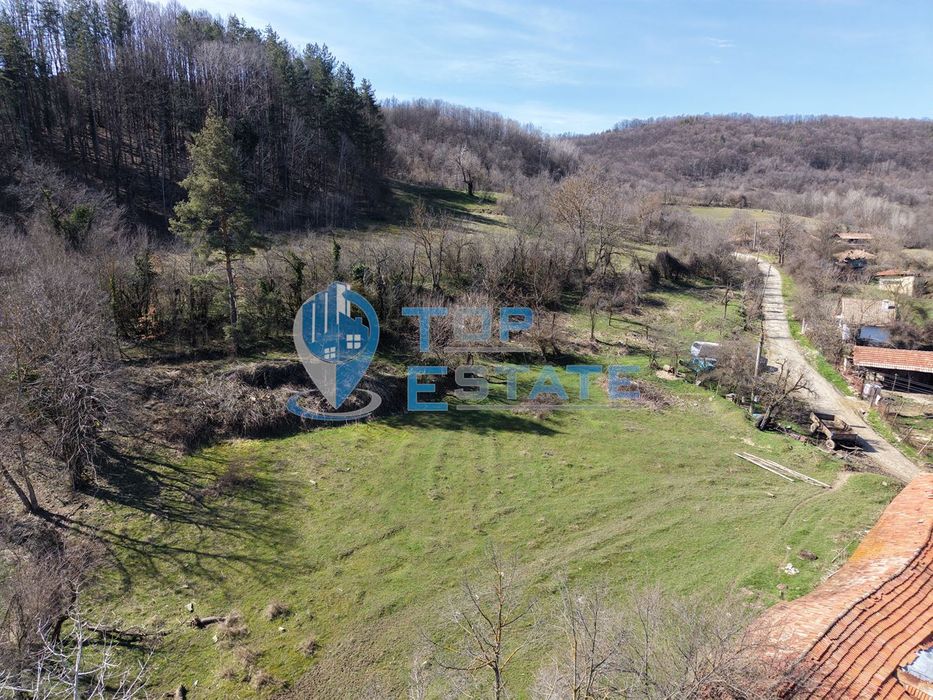 Панорамен парцел с партиди за ток и вода в планинското село Разсоха