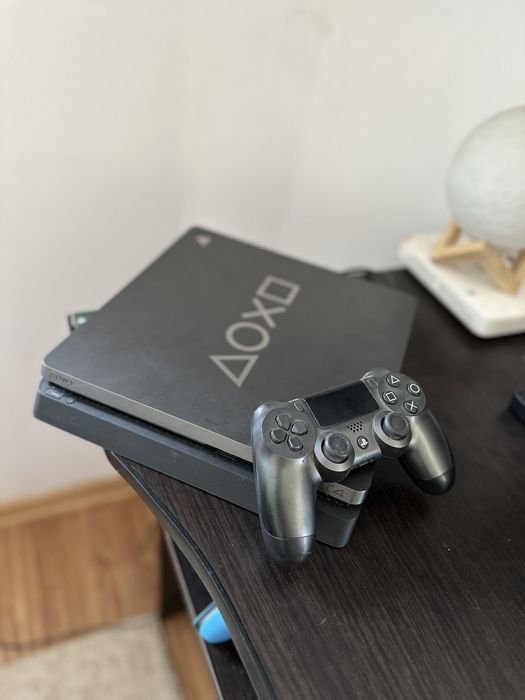 PS4 slim limited edituon days of play