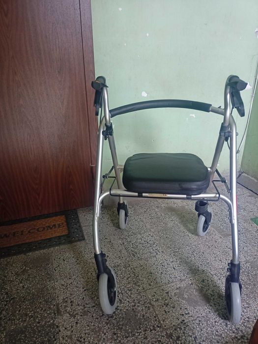 Ролатор и Инвалиден тоалетен стол