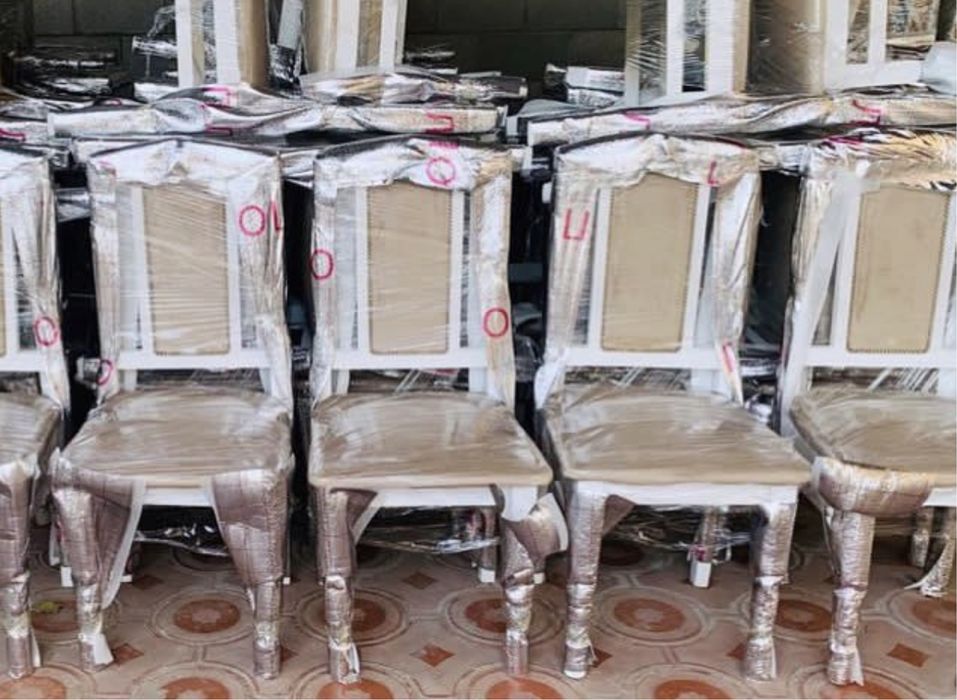 Новые деревянные стулья