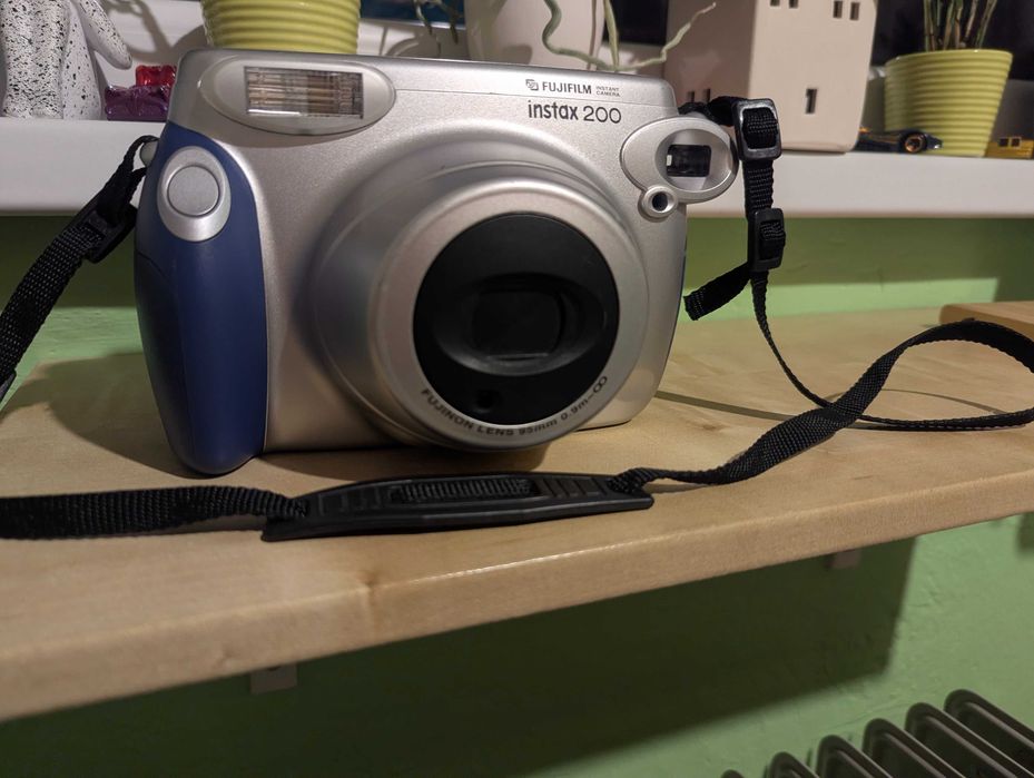 Апарат за моментни (полароидни) снимки instax 200