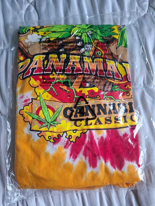 Tricou elegant-modern, vopsit diferit pe ambele părți, fabricat în SUA