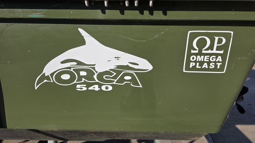 Barcă cu motor și peridoc