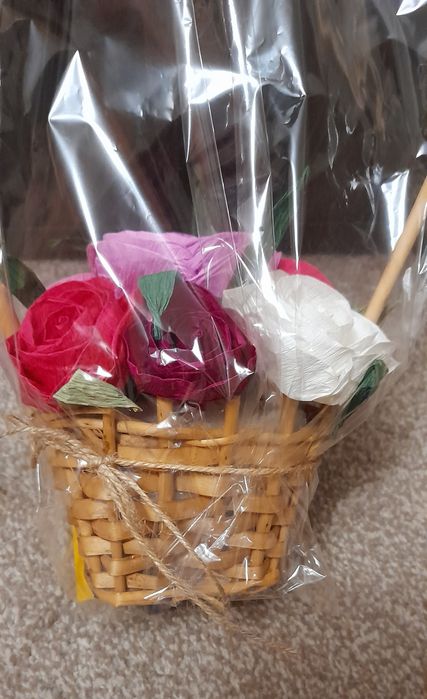 Кошничка със седем изкуствени рози