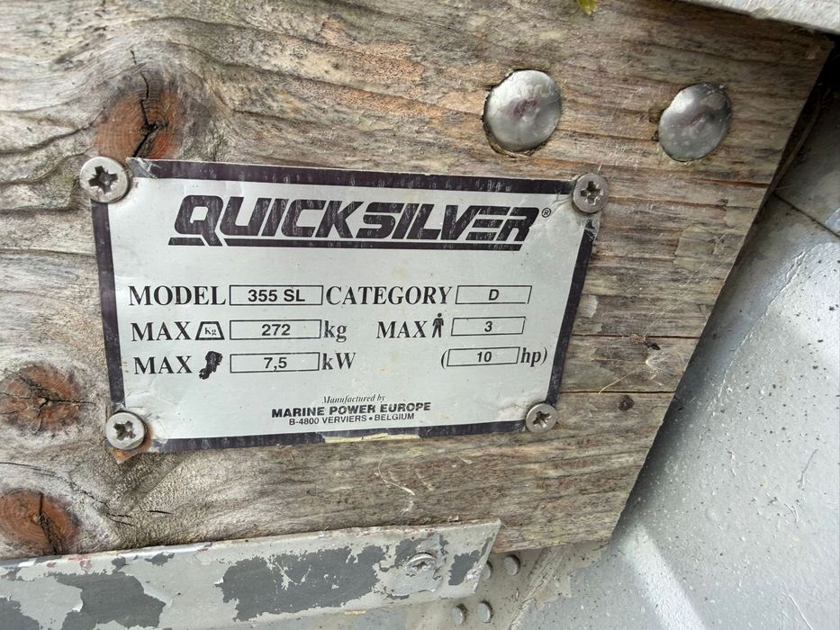 Vând barca quicksilver