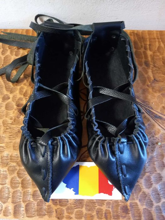 Opinci traditionale din piele naturala,lucrate manual,captusite cu piele,iar pe talpa au o pingea din piele,nojite din piele pt legat pe picior