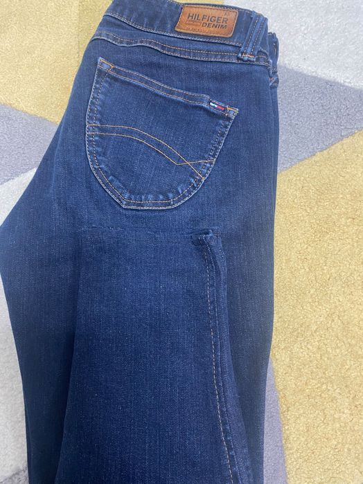 Blugi Guess si Tommy Hilfinger