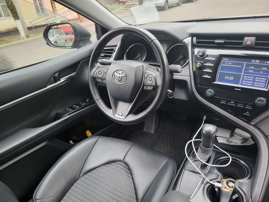 Автомобиль тойота камри 2020