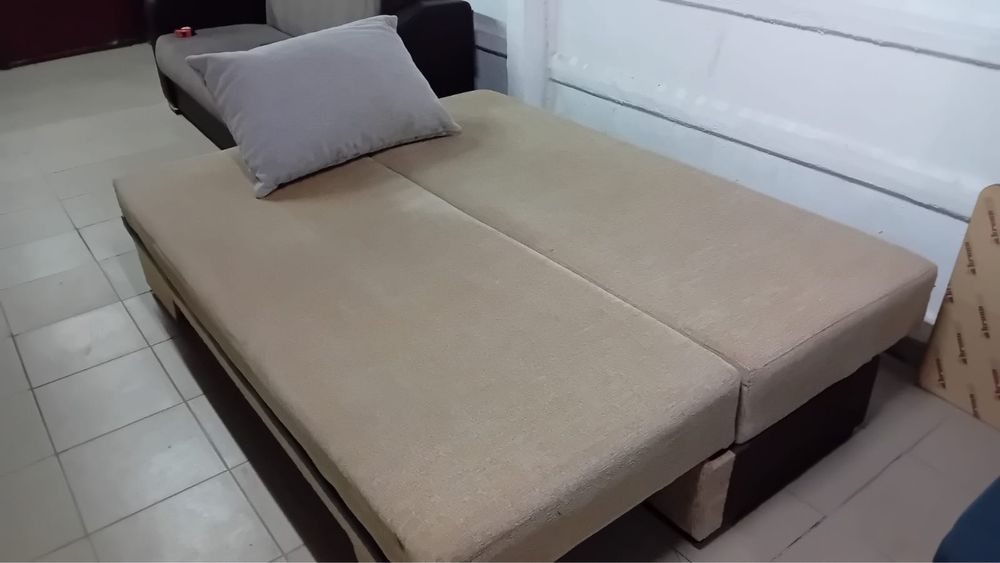 Canapea extensibila cu loc pentru haine