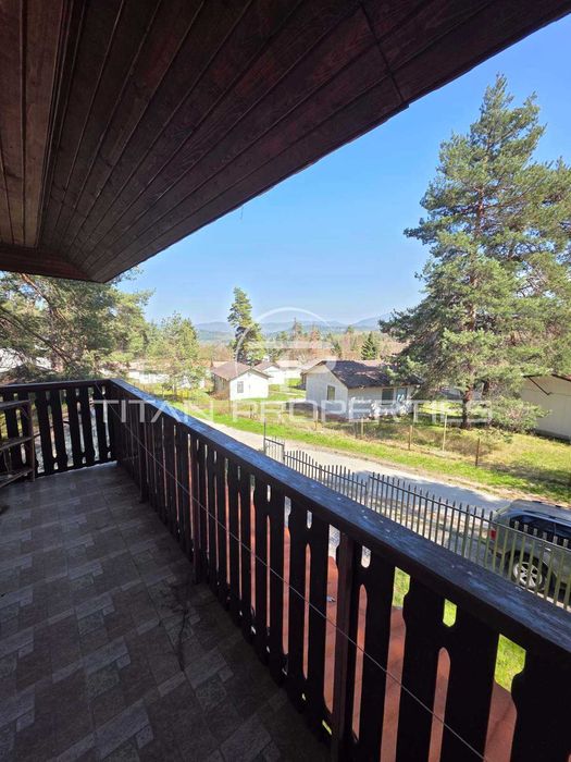 Двуетажна обзаведена къща с два гаража в Цигов чарк